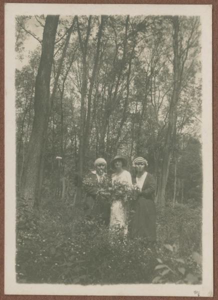 Ritratto di gruppo - Marta Spilagyi, Hertha Teni e altra ragazza con fiori - Esterno - Bosco - Alberi