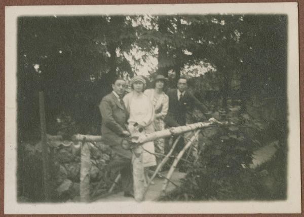 Ritratto di gruppo - Antonio Boschi con Cesare Mendini, Marta Spilagyi e Hertha Teni su un ponte, passerella - Esterno - Parco - Alberi