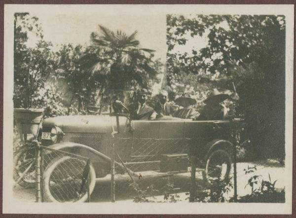 Ritratto di gruppo - Due uomini e due donne su una automobile - Nebbiuno (NO): Corciago - Esterno - Giardino