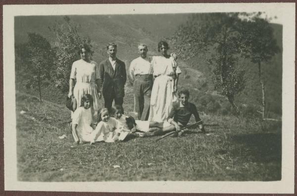 Ritratto di gruppo - Uomini, donne e ragazze - Menarola (SO): Alpe Cima - Prato