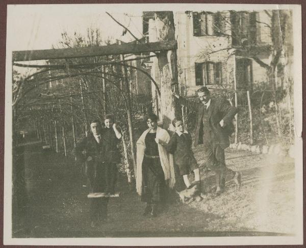 Ritratto di gruppo - Antonio Boschi con una coppia con bambini - Altalena - Torino: Fioccardo (?) - Casa, esterno - Giardino