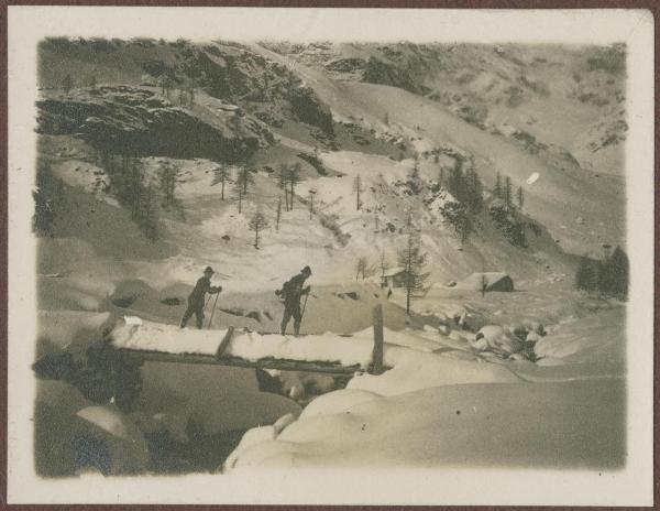 Valtournenche: Breuil - Due uomini su un ponte - Escursione - Neve