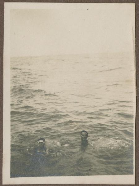 Ritratto di coppia - Antonio Boschi e ragazza in acqua - Alassio - Mare - Bagno