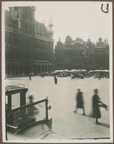 Belgio - Bruxelles - Grand Place, piazza - Palazzo del Municipio (Hôtel de Ville) - Torre (Tour Inimitable), dettaglio - Palazzi - Automobili - Pedoni