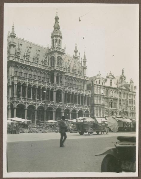 Belgio - Bruxelles - Grand Place, piazza - Maison du Roi, facciata con campanile (Beffroi) - Palazzi - Automobili - Pedone