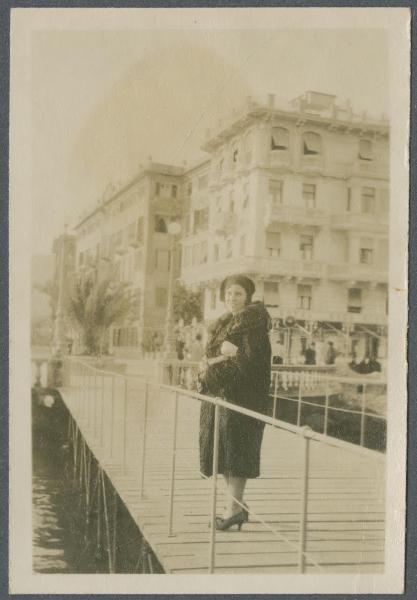 Ritratto femminile - Marieda Di Stefano - Esterno - Bacino d'acqua - Passerella, pontile