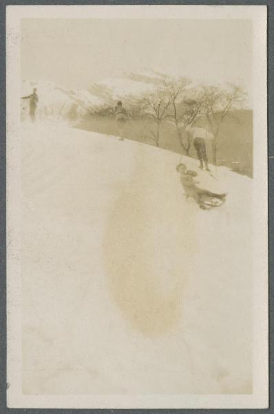 Cremeno: Maggio - Pista da sci - Neve - Bambino sullo slittino (Gigi Bosisio?) - Persone