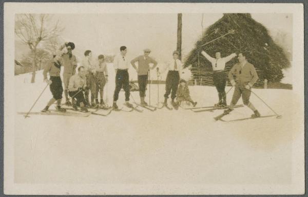 Ritratto di gruppo - Antonio Boschi, Marieda Di Stefano, Fulvia Di Stefano, Leli Di Stefano, Agostino Di Stefano, Cesare Mendini, Mariuccia Mendini, Gigi Bosisio e altri - Cremeno: Maggio - Pista da sci - Neve - Sciatori