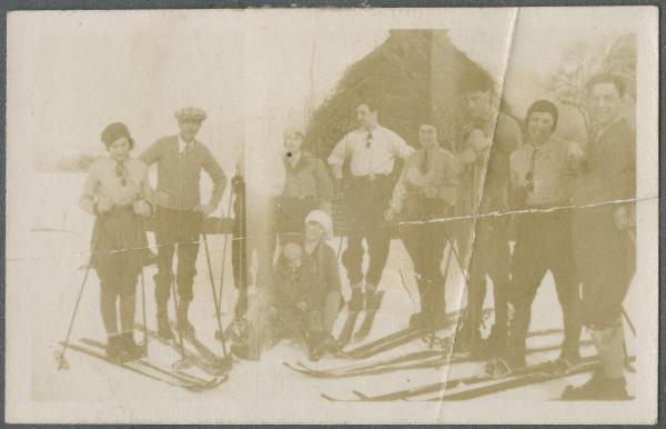 Ritratto di gruppo - Antonio Boschi, Marieda Di Stefano, Fulvia Di Stefano, Leli Di Stefano, Cesare Mendini, Gigi Bosisio e altri - Cremeno: Maggio - Pista da sci - Neve - Sciatori