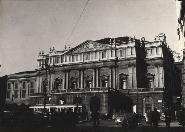 Milano -Veduta animata - Piazza della Scala - Teatro alla Scala