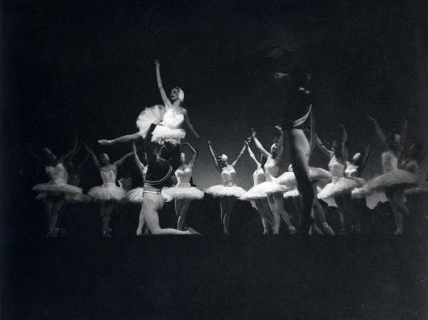 Milano - Teatro Manzoni - London Festival Ballet - Balletto: "Il lago dei cigni" - Ballerine e ballerini in scena sul palco