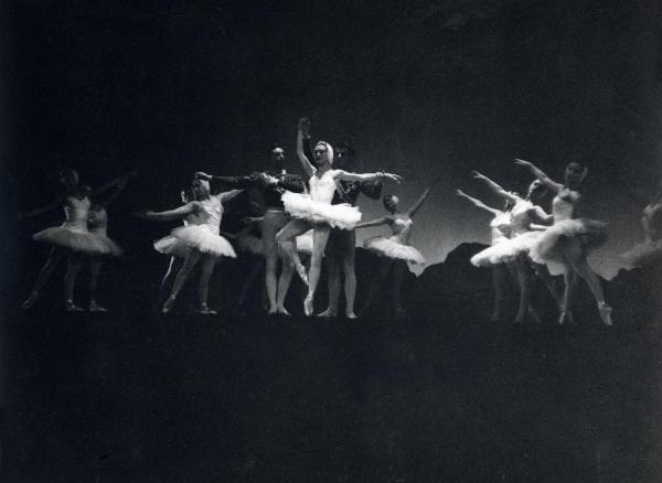 Milano - Teatro Manzoni - London Festival Ballet - Balletto: "Il lago dei cigni" - Ballerine e ballerini in scena sul palco