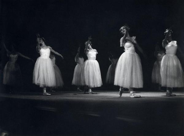 Milano - Teatro Manzoni - London Festival Ballet - Balletto: "Les Sylphides" - Ballerine in scena sul palco