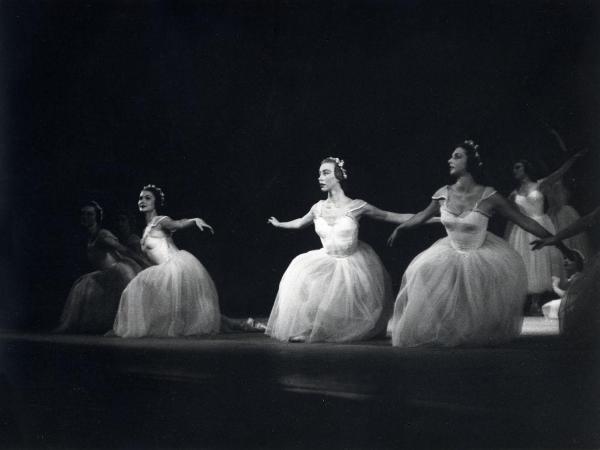 Milano - Teatro Manzoni - London Festival Ballet - Balletto: "Les Sylphides" - Ballerine in scena sul palco