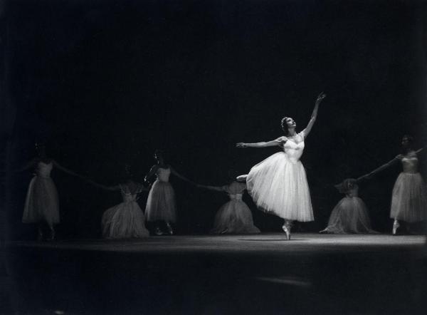 Milano - Teatro Manzoni - London Festival Ballet - Balletto: "Les Sylphides" - Ballerina e ballerine in scena sul palco