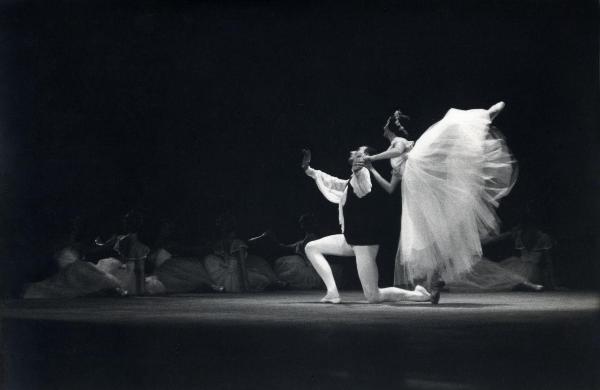 Milano - Teatro Manzoni - London Festival Ballet - Balletto: "Les Sylphides" - Coppia di ballerini e ballerine in scena sul palco