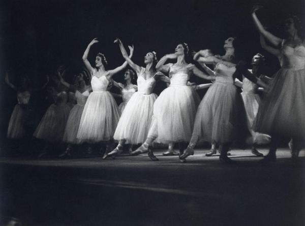 Milano - Teatro Manzoni - London Festival Ballet - Balletto: "Les Sylphides" - Ballerine in scena sul palco