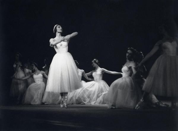 Milano - Teatro Manzoni - London Festival Ballet - Balletto: "Les Sylphides" - Ballerine in scena sul palco