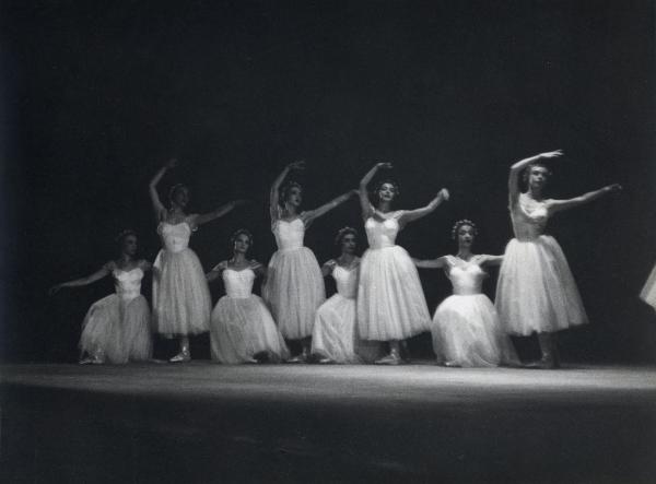 Milano - Teatro Manzoni - London Festival Ballet - Balletto: "Les Sylphides" - Ballerine in scena sul palco