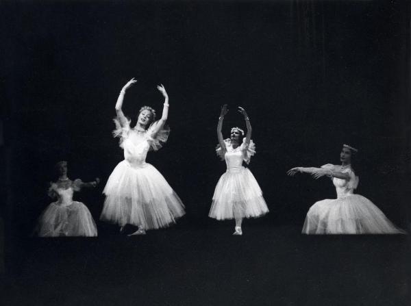 Milano - Teatro Manzoni - London Festival Ballet - Balletto: "Études" - Ballerine in scena sul palco