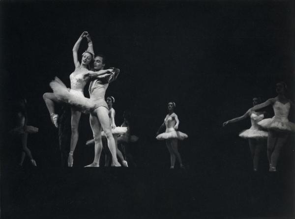 Milano - Teatro Manzoni - London Festival Ballet - Balletto: "Études" - Coppia di ballerini e ballerine in scena sul palco