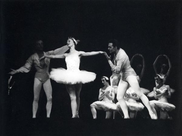 Milano - Teatro Manzoni - London Festival Ballet - Balletto: "Études" - Ballerine e ballerini in scena sul palco