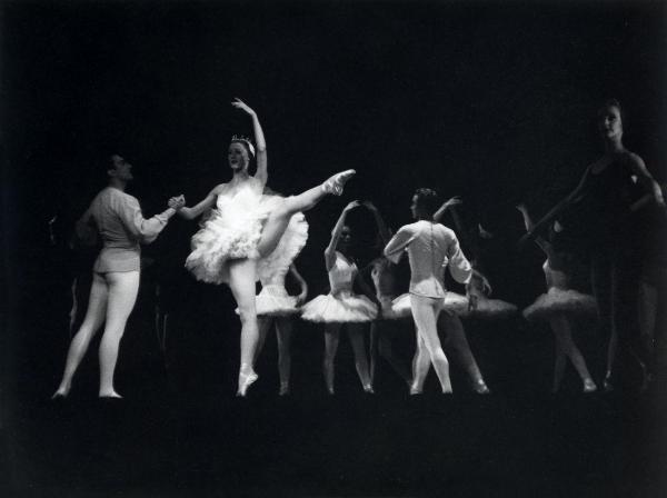 Milano - Teatro Manzoni - London Festival Ballet - Balletto: "Études" - Ballerine e ballerini in scena sul palco