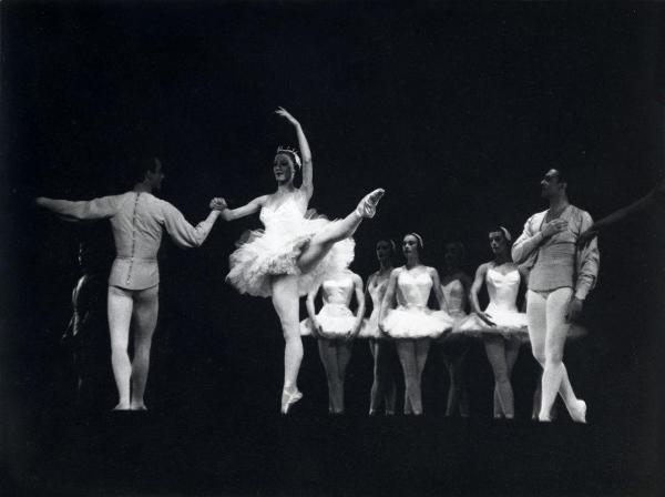 Milano - Teatro Manzoni - London Festival Ballet - Balletto: "Études" - Ballerine e ballerini in scena sul palco