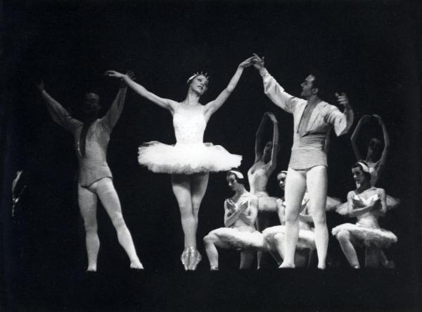 Milano - Teatro Manzoni - London Festival Ballet - Balletto: "Études" - Ballerine e ballerini in scena sul palco