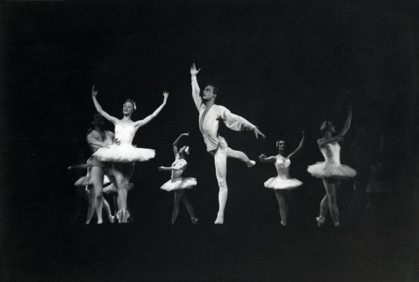 Milano - Teatro Manzoni - London Festival Ballet - Balletto: "Études" - Ballerine e ballerini in scena sul palco