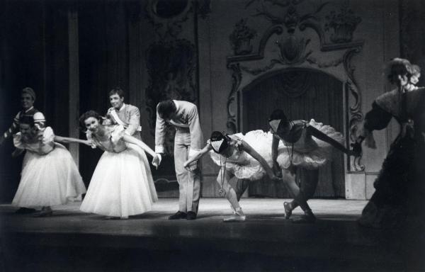 Milano - Teatro Manzoni - London Festival Ballet - Balletto: "I cadetti" - Ballerine e ballerini in scena sul palco - Saluti finali, inchino