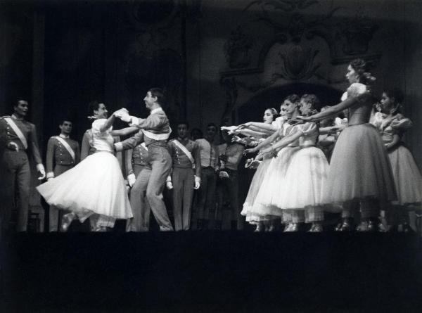 Milano - Teatro Manzoni - London Festival Ballet - Balletto: "I cadetti" - Ballerine e ballerini in scena sul palco