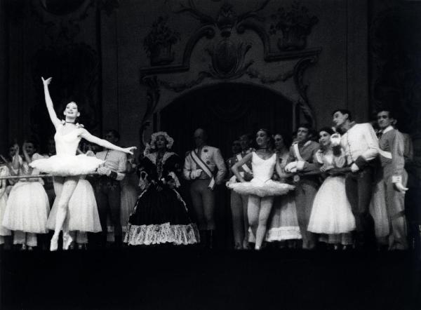 Milano - Teatro Manzoni - London Festival Ballet - Balletto: "I cadetti" - Ballerine e ballerini in scena sul palco