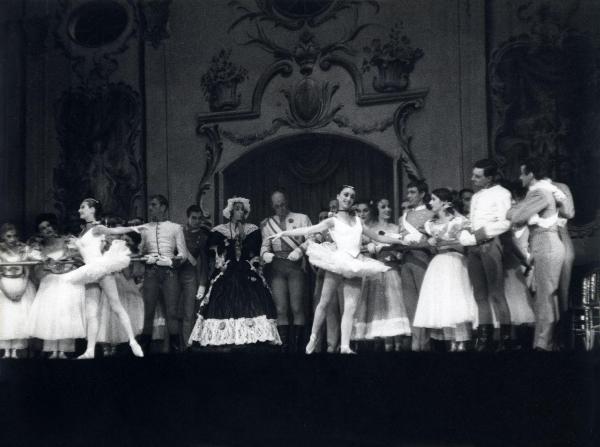 Milano - Teatro Manzoni - London Festival Ballet - Balletto: "I cadetti" - Ballerine e ballerini in scena sul palco