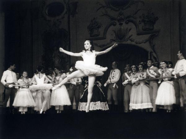 Milano - Teatro Manzoni - London Festival Ballet - Balletto: "I cadetti" - Ballerine e ballerini in scena sul palco