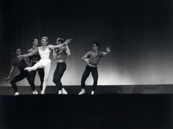 Milano - Teatro Manzoni - London Festival Ballet - Balletto: "A Symphony for film (?)" - Ballerina con ballerini in scena sul palco