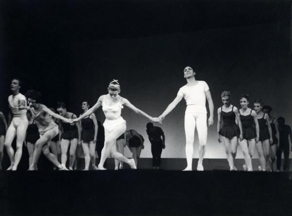 Milano - Teatro Manzoni - London Festival Ballet - Balletto: "Concerts" - Ballerine e ballerini in scena sul palco - Saluti finali, inchino