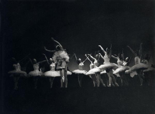 Milano - Teatro Manzoni - London Festival Ballet - Balletto: "Il lago dei cigni" - Ballerine e ballerini in scena sul palco