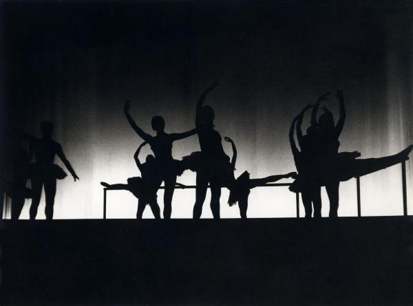 Milano - Teatro Manzoni - London Festival Ballet - Balletto: "Études" - Ballerine in scena sul palco alla sbarra