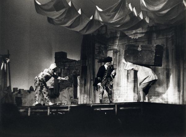 Milano - Piccolo Teatro - Spettacolo: "Arlecchino servitore di due padroni" - Attori in scena sul palco: Arlecchino (Marcello Moretti), Florindo (Luigi Vannucchi)