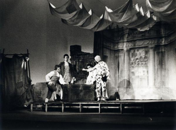 Milano - Piccolo Teatro - Spettacolo: "Arlecchino servitore di due padroni" - Attori in scena sul palco: Arlecchino (Marcello Moretti)