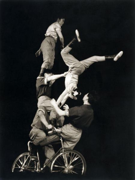 Milano - Teatro Manzoni - Circo di Pechino - Spettacolo - Artisti circensi: acrobati cinesi - Bicicletta