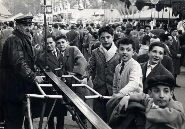 Milano - Arena - Luna Park - Stand di una giostra - Bambini con uomo - Folla