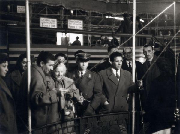 Milano - Arena - Luna Park - Stand della pesca - Uomini con canne da pesca, donne e militare - Gioco