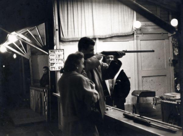 Milano - Arena - Luna Park - Stand del tiro a segno - Uomo con fucile, donne - Gioco, tiro al bersaglio