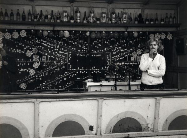 Milano - Arena - Luna Park - Stand del tiro a segno - Ritratto femminile - Donna