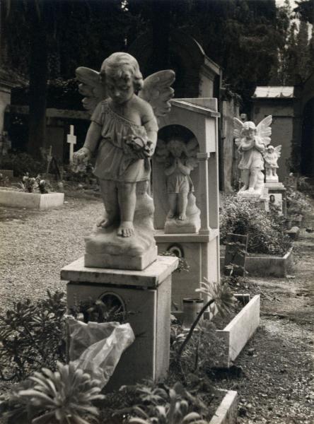 Bordighera (IM) - Cimitero - Esterno - Lapidi - Angeli