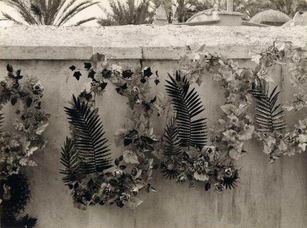 Bordighera (IM) - Cimitero - Esterno - Muro con ghirlande di fiori - Lapidi