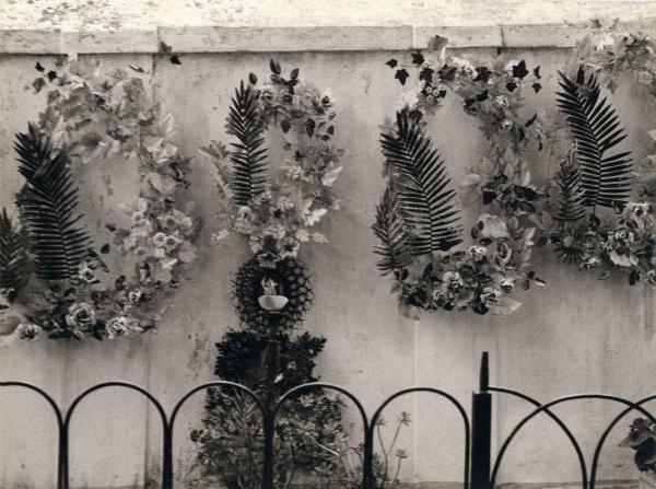 Bordighera (IM) - Cimitero - Esterno - Muro con ghirlande di fiori - Lapidi