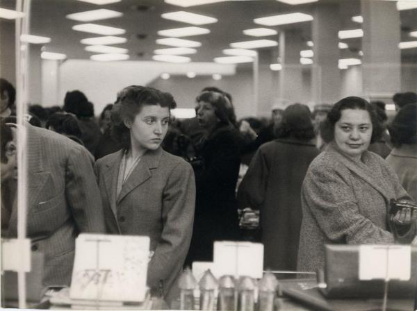 Milano - Upim - Grandi magazzini - Interno - Donne tra le corsie